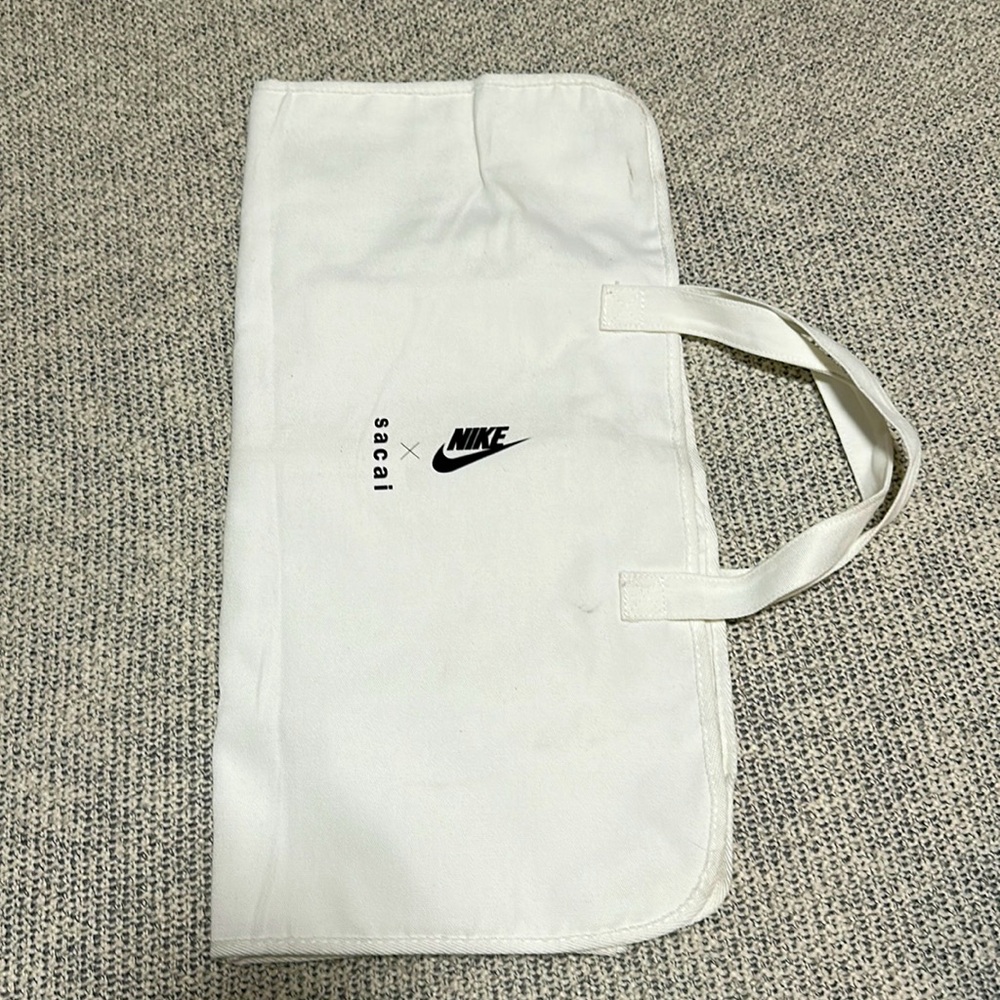 NIKE SACAI PORTABLE CANVAS PROTECTION COVER